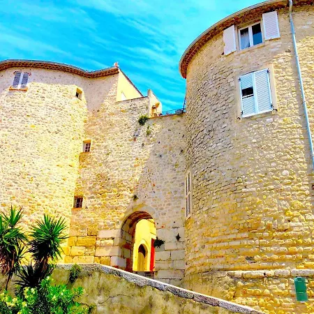 Bel Dans Les Remparts A 50 M De La * Antibes